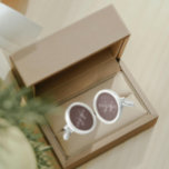 Gemelos Monograma estilizado de color sólido taupe<br><div class="desc">Un par de copos redondos de plata esterlina para que el hombre de moda se adapte a su conjunto, de un color de moda y taupe, con su nombre impreso en letras blancas, fundas superiores y superpuesto con iniciales blancas y estilizadas. Personalice sus enlaces de corte editando y reemplazando el...</div>