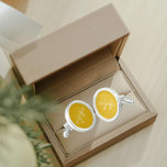 Gemelos Monograma estilizado en color amarillo dorado<br><div class="desc">Un par de copos redondos de plata esterlina para que un hombre de moda se adapte a su conjunto que presenta un color amarillo dorado y moderno junto con su nombre impreso en letras blancas, fundas superiores y superpuesto con iniciales blancas y estilizadas. Personalice sus enlaces de corte editando y...</div>