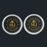 Gemelos Monograma negro vintage occidental<br><div class="desc">Regalos personalizados para padrinos con temática de vaquero occidental. Decorada con gorra de vaquero con letra occidental vintage. El texto y el color son editables utilizando la herramienta de diseño para que se ajuste a su ocasión. Obtén este regalo de personalizar para boda, despedida de soltero, fiesta de compromiso o...</div>