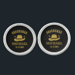 Gemelos Nombre personalizado de Groomsmen, Gorra de Cowboy<br><div class="desc">Regalos personalizados para padrinos con temática de vaquero occidental. Decorada con gorra de vaquero con letra occidental vintage. El texto y el color de fondo son editables utilizando la herramienta de diseño para que se ajuste a su ocasión. Obtén este regalo de personalizar para boda, despedida de soltero, fiesta de...</div>