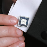 Gemelos Plateados Cuadrado blanco plateado del Agate azul monogramad<br><div class="desc">Estos elegantes entarimados presentan un diseño geodésico de agate de color azul con detalles de purpurina de imitación plateado. Personalízalos con su monograma inicial en texto gris carbón en un cuadrado blanco. Se coordinan con nuestra suite boda agate azul y plateado. También disponible en forma redonda. ¡Hacen grandes regalos para...</div>