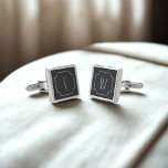 Gemelos Plateados Groomsmen monogramados en blanco y negro<br><div class="desc">Un reflexivo regalo de agradecimiento por tu Mejor Hombre,  Groomsman,  Usher,  Groom o cualquier miembro de tu fiesta de bodas. Este diseño funciona mejor en los copos cuadrados.</div>