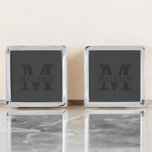 Gemelos Plateados Monograma y nombre elegantes personalizados<br><div class="desc">Añada un toque de elegancia a sus productos esenciales diarios con este monograma personalizado y el nombre del producto. Con un diseño refinado y detalles de personalizable, combina sofisticación y funcionalidad. Ya sea para uso personal o como un regalo reflexivo, este artículo muestra un elegante monograma y su nombre elegido,...</div>