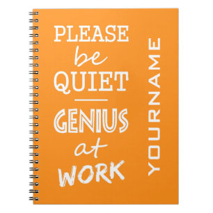 Genio en el monograma del trabajo y el cuaderno de