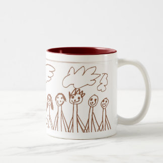 Gente feliz que sostiene la taza de las manos