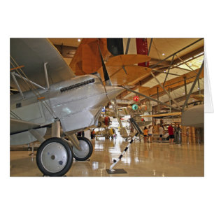 Gente visitando el Museo Nacional de Aviación Nava