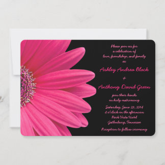 Gerbera rosada Daisy sobre la invitación a la boda