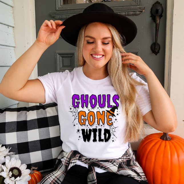 Ghouls se fue la camiseta moderna de Halloween (Women in a white t-shirt with Ghouls Gone Wild Halloween topography with fall decor.)
