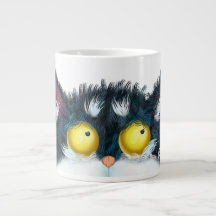 Ojos de gato mirando la taza de café de dos tonos