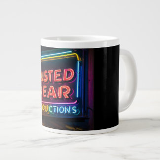 Gigante Taza de café con logotipo de Busted Bear Productio
