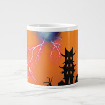 Taza de café con silueta de castillo espeluznante