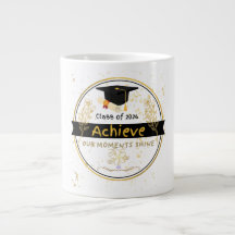 Taza de café floral dorada de graduación de la ele