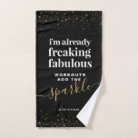 Gimnasio Sparkle Girly Funny<br><div class="desc">Una elegante toalla de gimnasio deportivo de chicas con una única cita graciosa "Ya estoy fabuloso, los entrenamientos agregan el brillo", y un nombre personalizado, perfecto para tu entrenamiento favorito en gimnasia o clase de fitness de cualquier tipo cuando personalizares la cita con cualquier tipo de entrenamiento que te guste...</div>