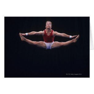 Gimnasta masculina actuando en el ejercicio del su