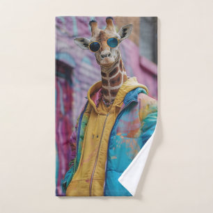 Girafa en ropa de calle con gafas de sol