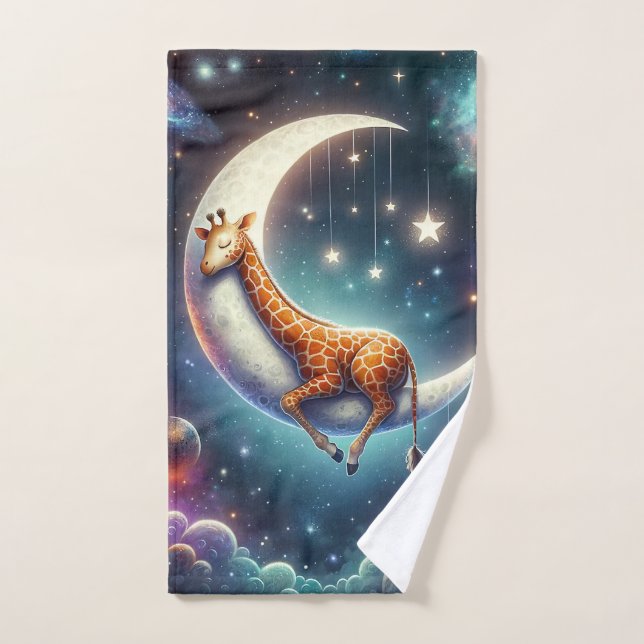Giraffe de bebé celestial duerme en la luna y las  (Toalla de mano)