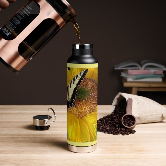 Girasol amarillo con botella de agua de mariposa (Café)