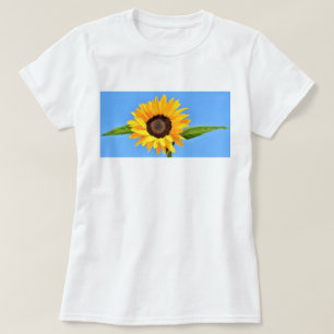 Girasol amarillo contra el sol en camiseta del cie