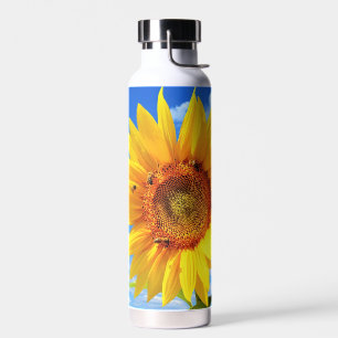 Girasol amarillo y abejas en una botella de agua d