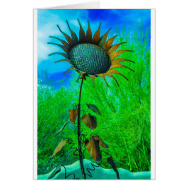 Girasol de metal surrealista contra cielo eléctric