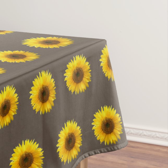 Girasoles amarillos sobre mantel marrón claro (In Situ)
