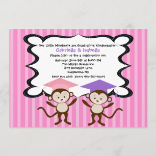 Girlss gemelo Monkeying alrededor la invitación de