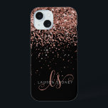 Glam Rosa Purpurina Oro Elegante Monograma<br><div class="desc">Estuche Glam Rosa Gold Purpurina Elegante Monograma para iPhone. Personaliza fácilmente este diseño de moda de estuche de teléfono de moda con elegante purpurina brillante de oro rosa sobre un fondo negro. El diseño incluye su monograma manuscrito con giros de bonito y nombre.</div>