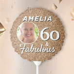 Globo 60 y Fabulous Gold Purpurina 60th Birthday Photo<br><div class="desc">60 y el Fabulous de la fiesta de cumpleaños número 60 del Purpurina de oro Fabulous. Purpurina de oro falso con una foto en un marco redondo. Este globo es perfecto para añadir un toque de glamour a las celebraciones de tu cumpleaños. El globo presenta un impresionante diseño de purpurina...</div>