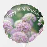 Globo Bee Happy Birthday con Purple Allium Flower Funny<br><div class="desc">Esta fotografía floral de una abeja de miel en pequeños aliados de bonito púrpura fue tomada en los jardines RHS Wisley en agosto de 2022. Feliz cumpleaños por encima y divertido refrán por detrás,  puede ser personalizado con cualquier cosa que quieras.</div>
