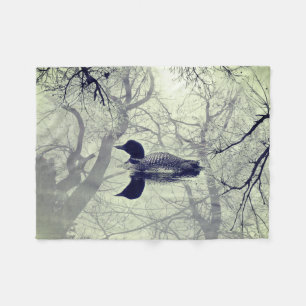 Globo blanco y negro sobre una manta de lanzamient