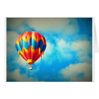 Globo de aire caliente flotando en el cielo azul