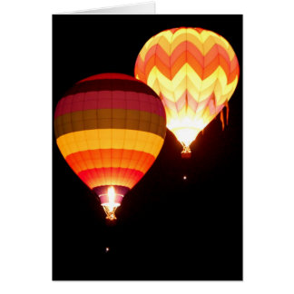 Globos del aire caliente en la noche