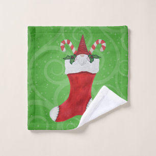 Gnome con barba en Navidades agitando torbellino