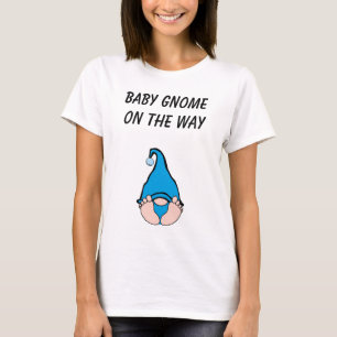 Gnome del bebé en el camino de la camiseta azul