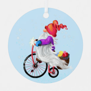 Gnome lindo con ornamento navideño en bicicleta