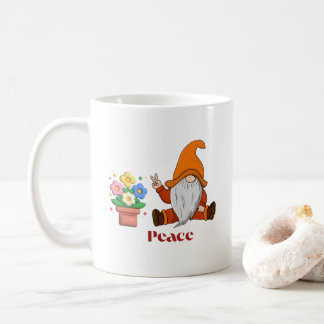 Gnomo de la paz en una taza de café