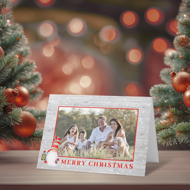 Gnomo de Navidad Lindo Foto Personalizada Rústica (Cute Christmas Gnome Custom Photo Rustic Holiday Card)