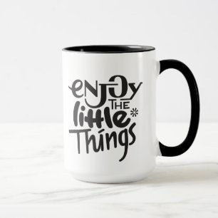 Goce de la pequeña taza de las cosas