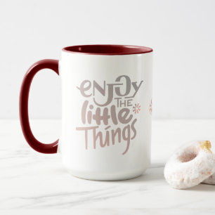 Goce de la pequeña taza de las cosas