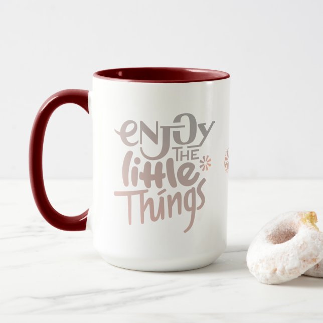 Goce de la pequeña taza de las cosas (Con donut)
