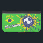 gol de fútbol de Brasil llamado flap funda<br><div class="desc">Baloncesto amarillo brillante,  azul y verde (colores brasileños) / balón de fútbol tirado en la parte trasera del gol / red con bandera brasil estuche de teléfono celular. Ideal para aficionados al fútbol o al fútbol brasileño,  personalízate con tu propio nombre,  dice Matheus. Diseñado por Sarah Trett.</div>