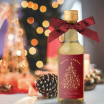 Golden Lights Christmas Tree on Red Mini Holiday<br><div class="desc">Estas pequeñas etiquetas de vino de vacaciones presentan un diseño festivo con un árbol de Navidad hecho de luces doradas o chispas sobre un fondo rojo de cardenales de mármol. La leyenda dice "Feliz Navidad" con espacio para una nota corta o firma, y el tipo de contenido de vino o...</div>