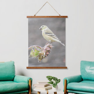 Goldfinch sobre el tapiz colgante del girasol