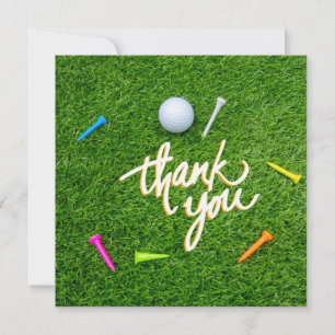 Golf Gracias con bola y tee colorido sobre verde