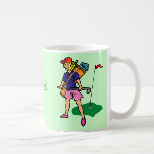 Golfista de la señora del golf con la taza del