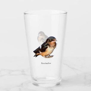 Golondrina común bebiendo de un vaso