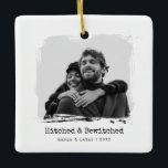 Golpeado y cedido - Ornamento de foto Boda<br><div class="desc">Un adorno de cerámica cuadrada de moda con una ventana de fotos de pincel pintoresco y una leyenda audaz "Hitched & Bewitched". Añade tus nombres y el año siguiente para marcar el momento. El blanco y negro limpio aplana los retratos bodas o de compromiso y los pares con cualquier árbol...</div>