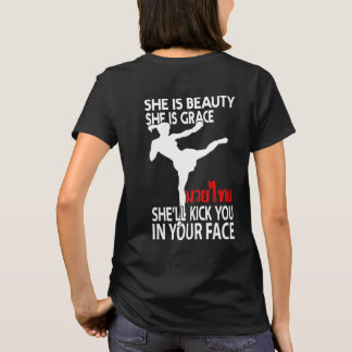 Golpee adentro su camiseta divertida tailandesa de