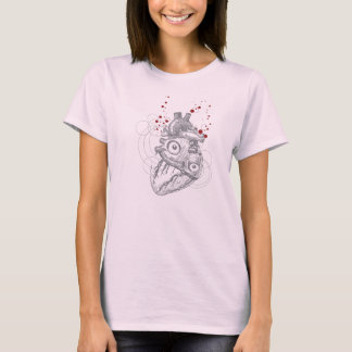 Golpes de corazón en la camisa rosada