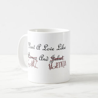 Gómez y taza del amor de Morticia